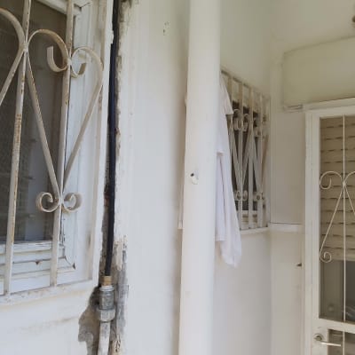 צינור מים מתכת מחובר לקיר עם חיבורים