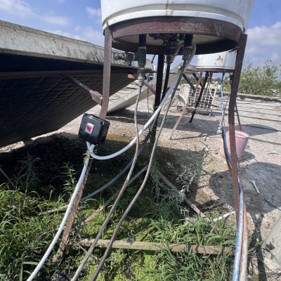מערכת חימום מים על גג עם צינורות וחוטים