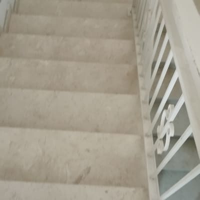 מדרגות מלוכלכות עם מעקה לבן