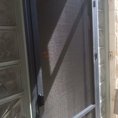 מסגרת אלומיניום לדלת עם רשת כהה