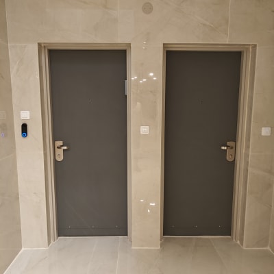 שתי דלתות אפורות עם ידיות מתכת