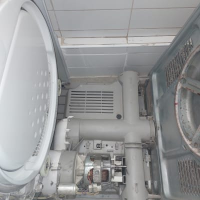 מנוע ומערכת אוורור של מכונת כביסה פתוחה