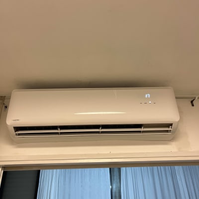 מזגן מותקן על קיר בחדר