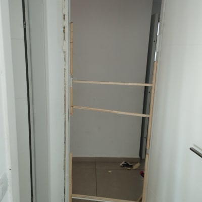 משקוף דלת עם קורות עץ לתמיכה והתקנה