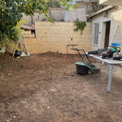 מכסחת דשא, שולחן עם כלי גינון, עצי לימון