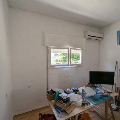 חדר עם שולחן עבודה, מחשב וכלים שונים