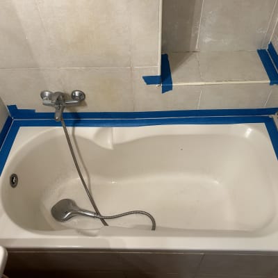 אמבטיה עם סרט הדבקה כחול סביב הקצוות