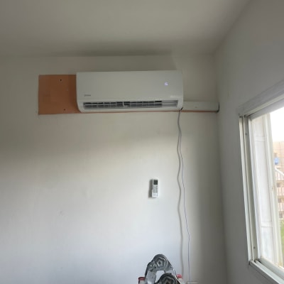 מזגן מותקן על קיר עם שלט רחוק