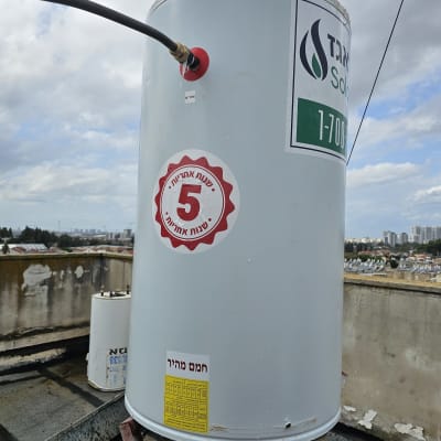 דוד שמש על גג עם מדבקה של 5 שנות אחריות