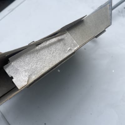 חלק מתכת עם סרט דבק על שולחן