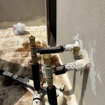 צינורות ומחברים על גג, עבודה טכנית