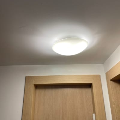 תקרה עם מנורת תקרה עגולה מוארת