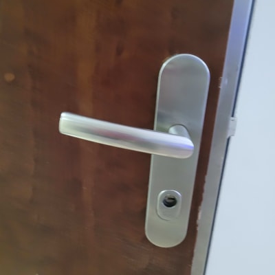 ידית דלת מתכתית עם מנעול