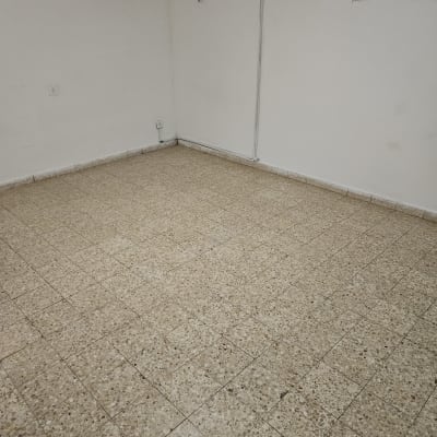 רצפה נקייה בחדר ריק עם מזגן על הקיר