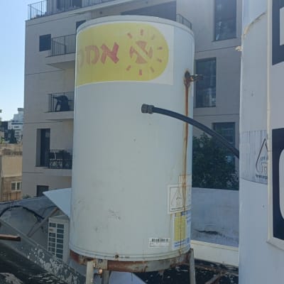 דוד שמש על גג בניין עם צינור מחובר