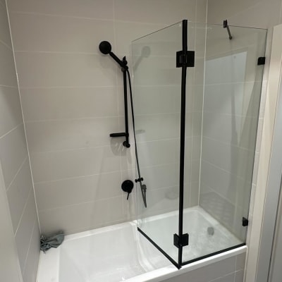 מקלחון עם דלת זכוכית וברז שחור