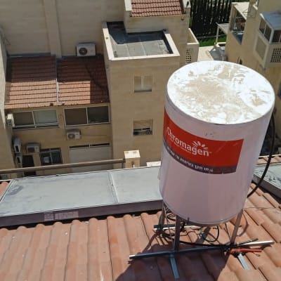 דוד שמש על גג רעפים עם קולטים סולאריים