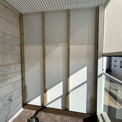 קיר עץ בבנייה עם כלי עבודה על רצפה