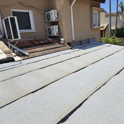 גג עם יריעות איטום ומזגנים על קיר חיצוני