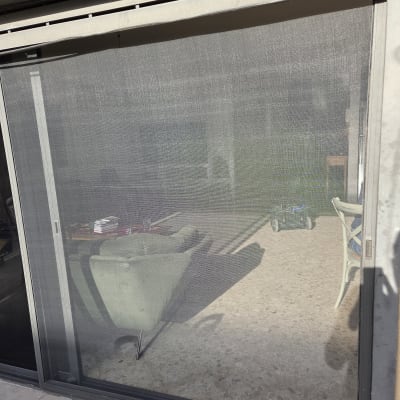 דלת זכוכית עם רשת ומרפסת חיצונית