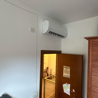 מזגן מותקן על קיר לבן בחדר