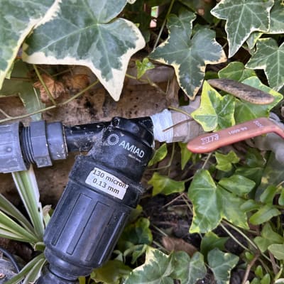 מסנן מים עם צינורות ועלים ירוקים