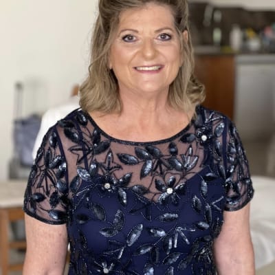 אישה עם איפור עיניים ושיער מעוצב