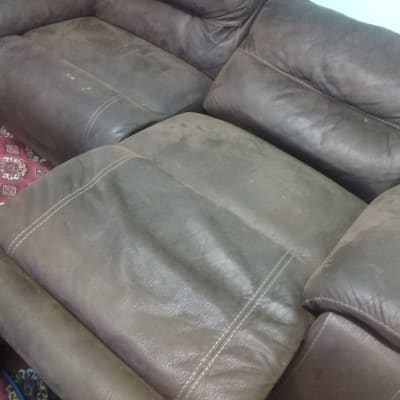 ספה חומה עם כתמים על הריפוד