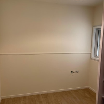 קיר צבוע בצבע בהיר עם קרניז לבן