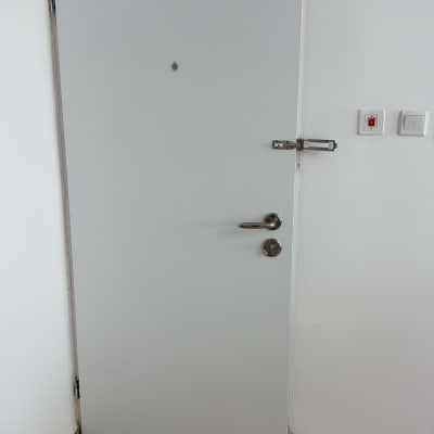 דלת עם ידית ומנעול, קיר לבן