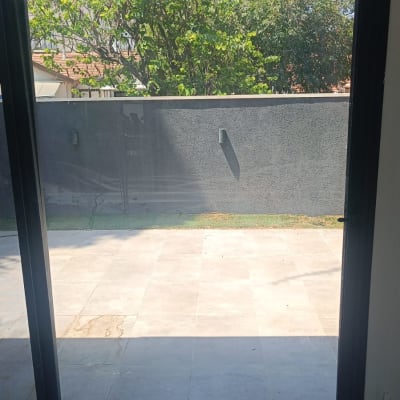 חלון זכוכית גדול עם מסגרת שחורה