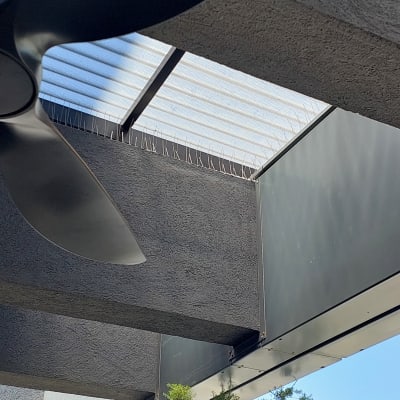 דוקרנים למניעת יונים על גג מבנה