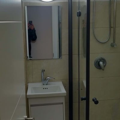 חדר אמבטיה עם מקלחת, כיור ומראה