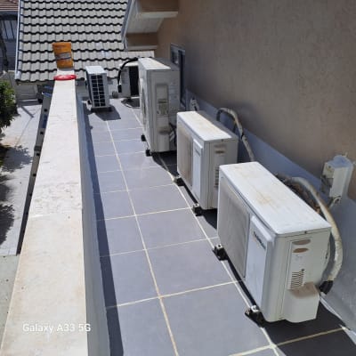 יחידות מיזוג אוויר מותקנות על גג רעפים