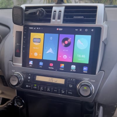 מערכת מולטימדיה ברכב עם מסך מגע ותצוגת אפליקציות