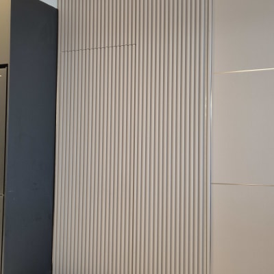 דלת מודרנית עם עיצוב פסים אנכיים