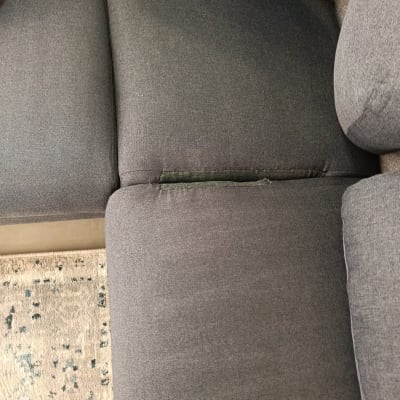 כריות ריפוד אפורות על ספה