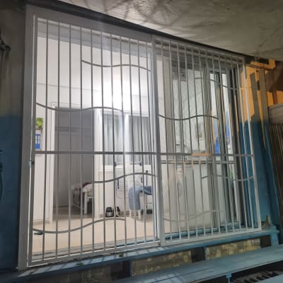 סורגי מתכת מותקנים על חלון חיצוני