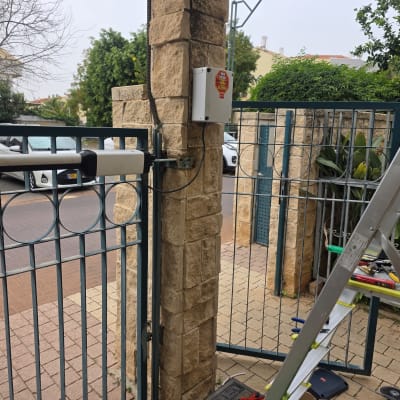 התקנת שער חשמלי עם סולם וכלי עבודה