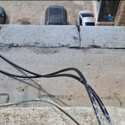 חוטים מונחים על גג עם סדקים באיטום