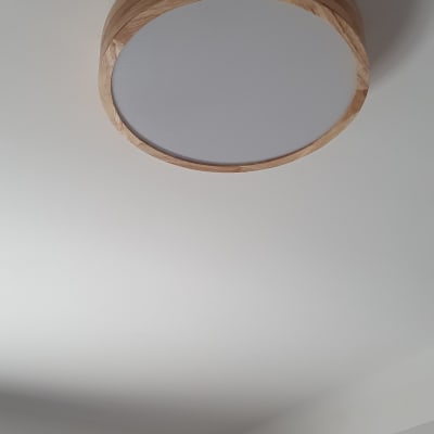 מנורת תקרה עגולה עם מסגרת עץ