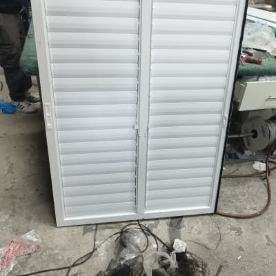 תריסים לבנים עם מסגרת על רצפה