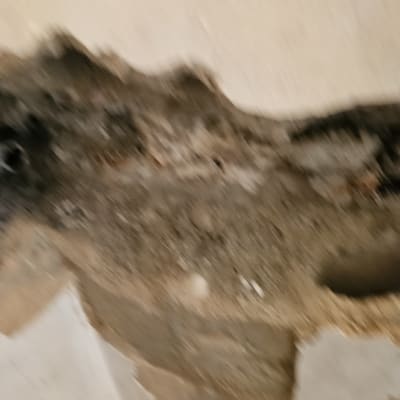 קיר עם סימני רטיבות ונזקי מים