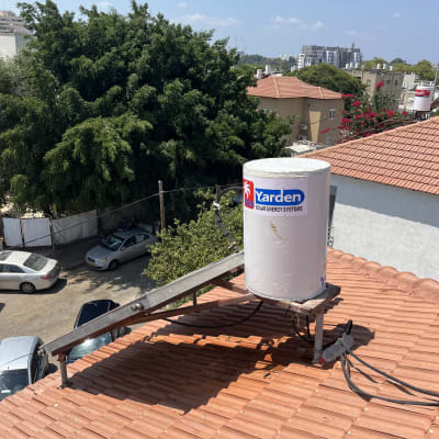 דוד שמש על גג רעפים עם מערכת אנרגיה סולארית