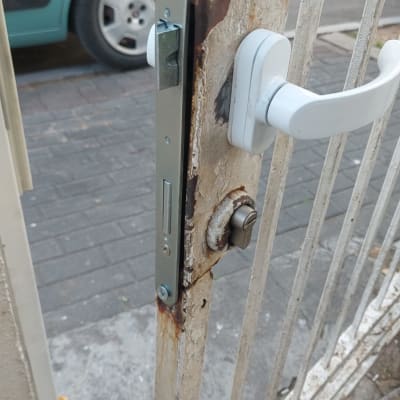 מנעול על שער מתכת חלוד ברחוב