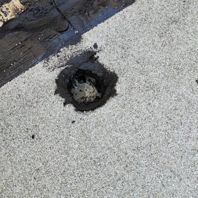 איטום חור בגג עם חומר שחור