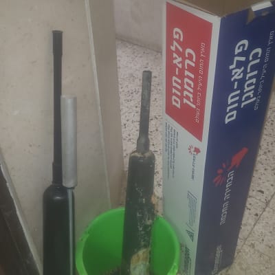 דוד שמש וכלים בתוך דלי ירוק