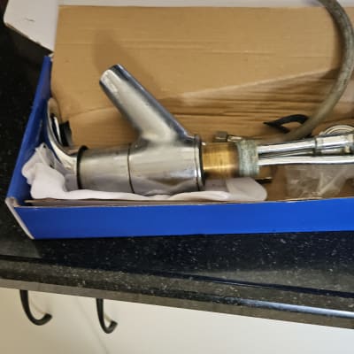 ברז חדש באריזה על משטח עבודה במטבח