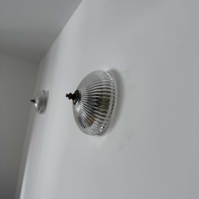 שני גופי תאורה מותקנים על קיר לבן