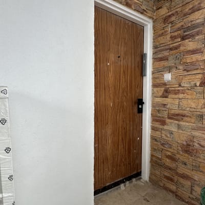 דלת עץ עם חיפוי אבן מסביב